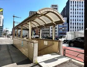 C4出入口から地上に出て、靖国通り沿いを直進する（岩本町駅方面）