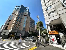 横断歩道（清洲橋通り沿い）の手前で右に曲がり直進する