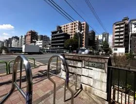 橋（美倉橋）を渡って右に曲がれば当ビル着