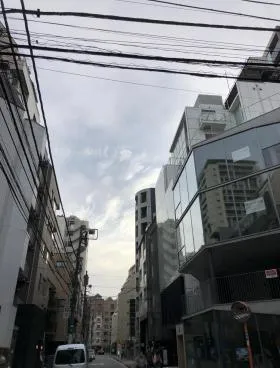 COMS AZABUJUBANビルの外観