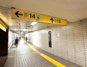 出入口13を目指す