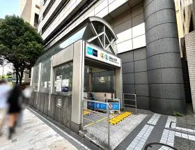 出入口13の前に当ビルがある