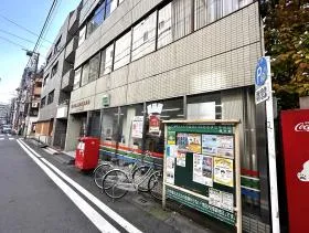 地上に出たら左に進み、郵便局を通過すれば当ビル着