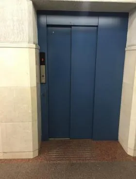 工新ビルの外観