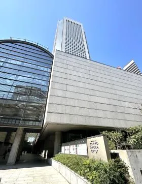 東京オペラシティビルの外観