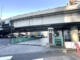 出入口から日比谷通りに出て神田橋を通過する