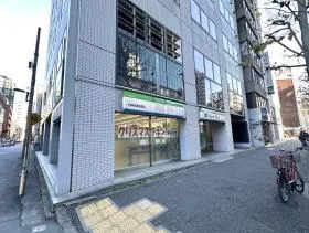 神田橋を抜けたら右に曲がり、ファミリーマートの手前で左に曲がると当ビル着