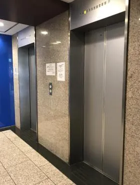 東自機ビルの外観