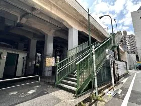 出入口近くにある階段を上る