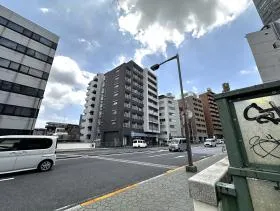 階段を上がったら外苑東通り沿いを直進する（四谷三丁目駅方面）
