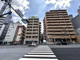横断歩道で反対側に渡り、右に進めば当ビル着