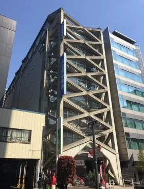 ACROSSビルの外観