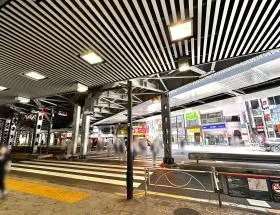 出入口前の横断歩道を渡り、右に進む