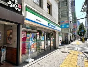 ファミリーマートを通過し、左に曲がれば当ビル着