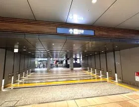 改札のすぐ近くが出入口