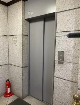 シュロス青山ビルの外観