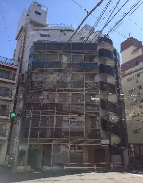 新宿御苑前店舗事務所ビルの外観
