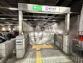 出入口A2から地上に出る