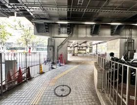 地上に出たら少し前に進み右に曲がる