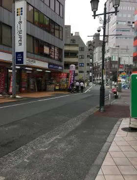 橋完ビルの外観