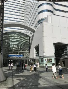 クイーンズタワーAビルの外観