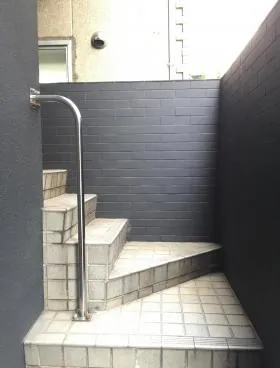 新富ビルの外観
