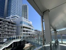 横浜ベイクォータービルの外観