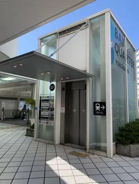 横浜ベイクォータービルの外観