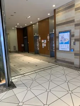 横浜ベイクォータービルの外観