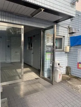 台ビルの外観