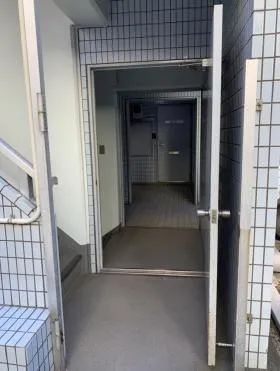 台ビルの外観