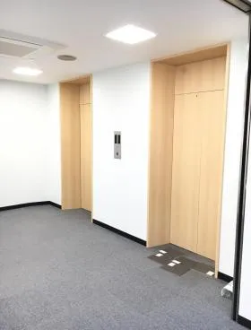マストビルの外観