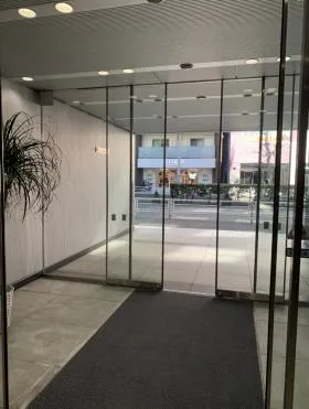 QCcube横浜鶴屋町17ビルの外観