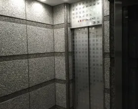 KMビルの外観