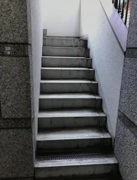 KMビルの外観