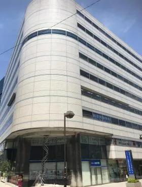 相鉄岩崎学園ビルの外観