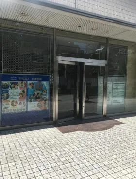 相鉄岩崎学園ビルの外観