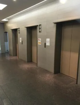相鉄岩崎学園ビルの外観