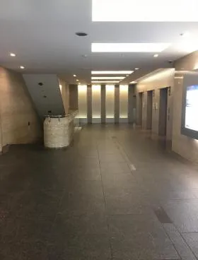 相鉄岩崎学園ビルの外観