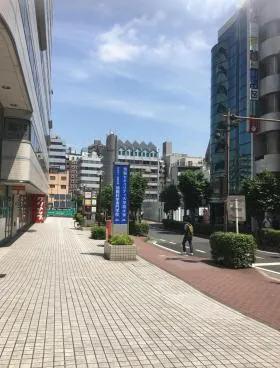 相鉄岩崎学園ビルの外観