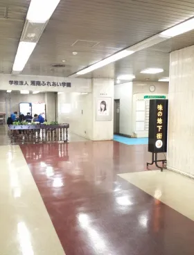 アカデミービルの外観
