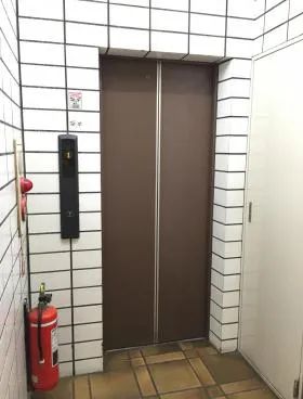 寿ビルの外観