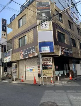 アイシン貿易ビルの外観
