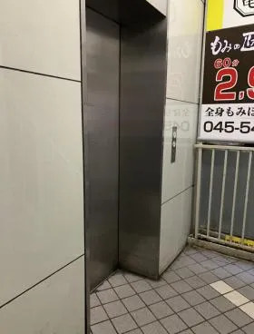 西口明和ビルの外観