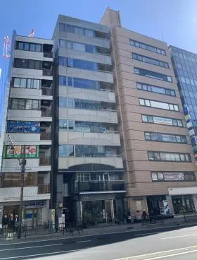 金属ビルの外観