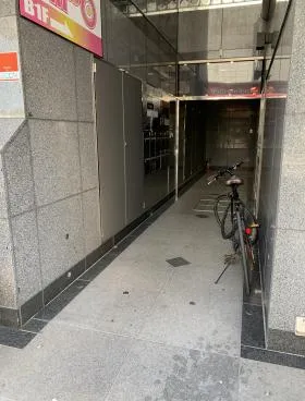 金属ビルの外観