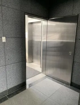 金属ビルの外観