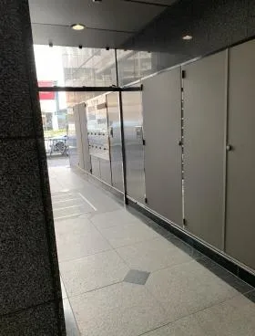 金属ビルの外観
