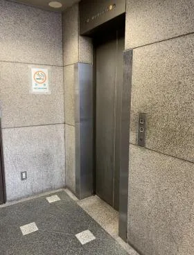 横浜西口ビルの外観