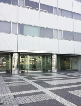 横浜西口KNビルの外観